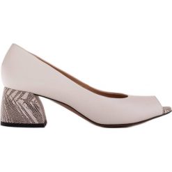 Marco Shoes Czółenka na obcasie typu beczka białe. Białe czółenka Marco Shoes, bez wzorów, bez obcasa, na obcasie, bez zapięcia. Za 299.00 zł.