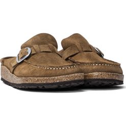 Klapki damskie brązowe Birkenstock Buckley. Brązowe klapki Birkenstock, bez wzorów, młodzieżowe, bez obcasa, bez zapięcia. Za 459.99 zł.