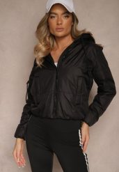 Czarna Pikowana Kurtka z Odpinanym Kapturem z Tkaniny Kaliran. Czarne kurtki Renee, l, bez wzorów, z jeansu, eleganckie. W wyprzedaży za 119.99 zł.