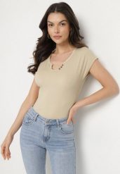 Beżowy T-shirt o Dopasowanym Kroju z Wycięciem i Guzikami przy Dekolcie Ballirea. Brązowe t-shirty Born2be, m, bez wzorów, z jeansu, eleganckie, bez kołnierzyka, bez ramiączek. Za 69.99 zł.