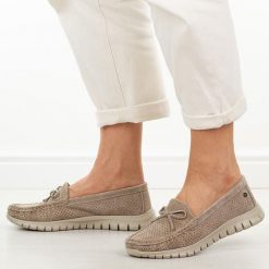 Beżowe ażurowe skórzane mokasyny damskie Vinceza 95401. Brązowe mokasyny VINCEZA, z aplikacjami, z jeansu, z okrągłym noskiem. W wyprzedaży za 175.12 zł.