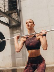 4F Biustonosz treningowy z niskim wsparciem damski - brązowy L. Brązowe biustonosze sportowe 4f, bez wzorów, ze skóry, na fitness i siłownię. Za 129.99 zł.