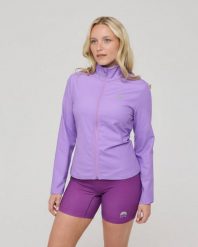 Kurtka Infinite Cropped Zipped – fioletowa. Fioletowe kurtki OOSC, l, bez wzorów, z materiału, sportowe, bez kaptura. Za 245.99 zł.