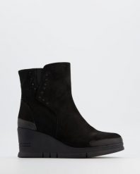 BOTKI NA KOTURNIE 2661201 BLACK. Czarne botki Venezia, bez wzorów, z nubiku, bez obcasa, na koturnie, bez zapięcia. Za 469.00 zł.