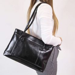 Torebka skórzana damska DAN-A T75 czarna. Czarne torebki klasyczne DAN-A, bez wzorów, ze skóry, bez dodatków. Za 399.99 zł.