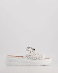 BIAŁE KLAPKI NA KOTURNIE 1431285 WHITE. Białe klapki Venezia, bez wzorów, ze skóry, bez obcasa, na koturnie, bez zapięcia. Za 239.00 zł.
