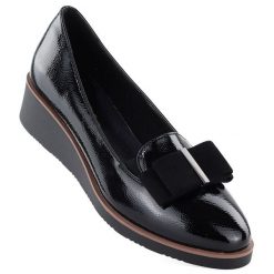 Półbuty damskie lakierowane na podwyższeniu czarne Vinceza 58630. Czarne półbuty wsuwane VINCEZA, bez wzorów, z lakierowanej skóry, bez obcasa, na koturnie. Za 149.99 zł.