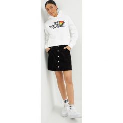 The North Face bluza Pride damska kolor biały z kapturem z nadrukiem. Białe bluzy The North Face, l, bez wzorów, z dzianiny, bez ramiączek, z kapturem. W wyprzedaży za 229.99 zł.
