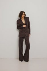 Klasyczne spodnie o prostym kroju w kolorze DARK BROWN - FORTH-XS. Brązowe spodnie materiałowe Marsala, bez wzorów, z elastanu, eleganckie. Za 399.90 zł.