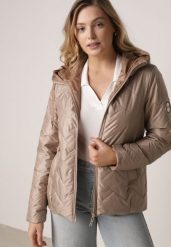 Brązowa Przejściowa Kurtka Pikowana z Kapturem i Kieszeniami Sazia. Brązowe kurtki Born2be, l, bez wzorów, z jeansu, sportowe, z kapturem. Za 149.99 zł.