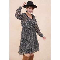 Sukienka Mikroskop Plus Size Grafit Groszki. Sukienki blue shadow, plus size, bez wzorów, z szyfonu, eleganckie, bez kołnierzyka, plus size, bez ramiączek, maxi, dopasowane. Za 449.90 zł.