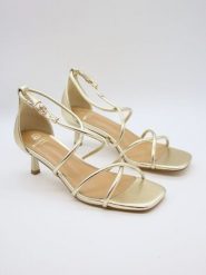 Bellucci Sandały w kolorze złotym rozmiar: 36. Żółte sandały Bellucci, bez wzorów, z otwartym noskiem, bez obcasa, na koturnie, bez zapięcia. Za 100.99 zł.