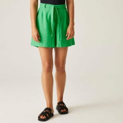 Damskie spodenki Sabela II. Zielone szorty Regatta, bez wzorów, z bawełny, sportowe. Za 231.00 zł.