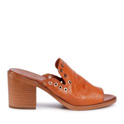 Klapki QUAZI. Brązowe klapki QUAZI, bez wzorów, bez obcasa, bez zapięcia. Za 259.99 zł.