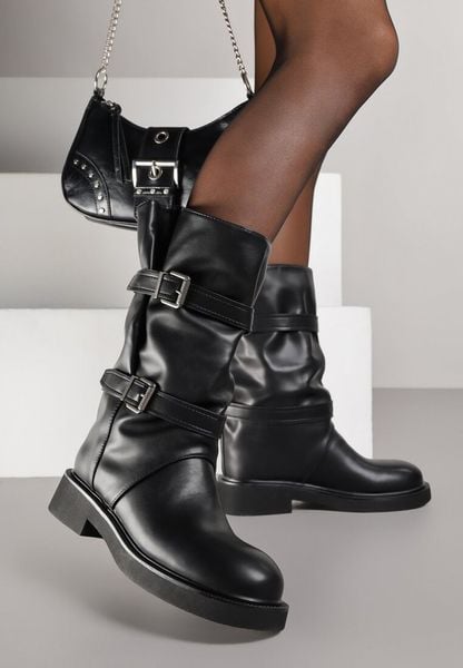 Czarne Marszczone Botki w Motocyklowym Stylu z Paskami z Klamrami Settania. Czarne botki Born2be, bez wzorów, eleganckie, bez obcasa, na płaskiej podeszwie, bez zapięcia. Za 189.99 zł.