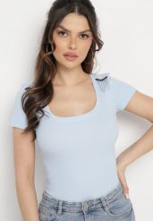 Jasnoniebieska Bawełniana Bluzka z Ozdobnymi Pagonami i Krótkim Rękawem Maelwina. Niebieskie bluzki Born2be, bez wzorów, z bawełny, eleganckie, bez kołnierzyka, bez ramiączek. Za 79.99 zł.