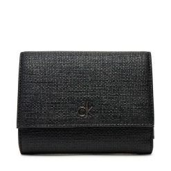 Mały Portfel Damski Calvin Klein. Czarne portfele Calvin Klein, bez wzorów. Za 189.99 zł.