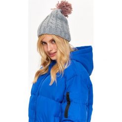CZAPKA DAMSKA, Z POMPONEM. Szare czapki zimowe TROLL, bez wzorów, z dzianiny, eleganckie. W wyprzedaży za 29.99 zł.