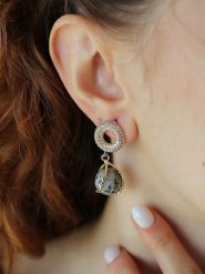 Pierres delicates Pozłacane kolczyki-wkrętki z jaspisami i cyrkoniami rozmiar: onesize. Szare kolczyki Pierres delicates, z cyrkonią, pozłacane. Za 43.99 zł.