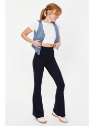 Trendyol Legginsy w kolorze granatowym rozmiar: L. Niebieskie legginsy Trendyol, bez wzorów. Za 69.45 zł.