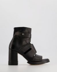 CZARNE SANDAŁY NA OBCASIE B26005 NERO. Czarne sandały Venezia, bez wzorów, ze skóry, bez obcasa, na obcasie, bez zapięcia. Za 799.00 zł.