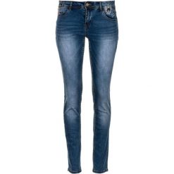 Desigual jeansy damskie Refriposas 26 niebieski. Niebieskie jeansy Desigual, z aplikacjami, z jeansu. W wyprzedaży za 335.00 zł.