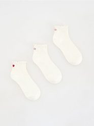 Skarpetki z haftem 3 pack - złamana biel. Skarpetki Reserved, bez wzorów. Za 49.99 zł.