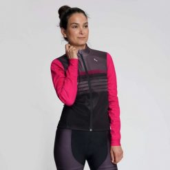 Zimowa kurtka rowerowa damska Rogelli Stryde. Czarne kurtki do biegania Rogelli, na jesień, l, bez wzorów, z elastanu, bez kaptura, rowerowe. Za 435.00 zł.