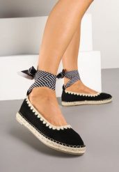 Czarne Espadryle ze Wzorzystym Wiązaniem Przy Kostce Zdobione Plecionką Lortevia. Czarne espadryle Renee, z aplikacjami, z zamszu, boho, bez obcasa, na obcasie. W wyprzedaży za 50.99 zł.