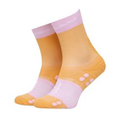 Skarpety wysokie damskie Compressport. Brązowe skarpetki Compressport, bez wzorów. Za 89.99 zł.