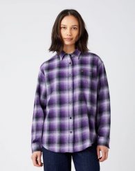 DAMSKA KOSZULA WRANGLER ONE POCKET OVERSHIRT PETUNIA PURPLE W5N52VP04. Fioletowe koszule Wrangler, s, bez wzorów, bez kołnierzyka, bez ramiączek. Za 129.99 zł.