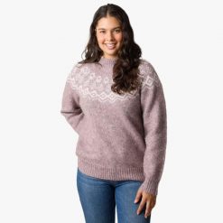 Sweter damski Swedemount Lofoten Wool Knit W. Fioletowe swetry SWEDEMOUNT, bez wzorów, z tkaniny, sportowe, bez ramiączek. Za 249.99 zł.
