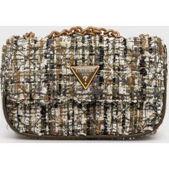 Guess torebka kolor zielony. Zielone listonoszki Guess, z aplikacjami, na ramię, pikowane, bez dodatków. W wyprzedaży za 399.99 zł.