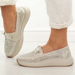 Srebrne ażurowe skórzane półbuty damskie T.Sokolski 656. Szare półbuty wsuwane Sokolski, na jesień, w ażurowe wzory, z jeansu, casualowe, z okrągłym noskiem, bez obcasa, na płaskiej podeszwie. Za 219.00 zł.