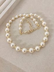 Nakkash Pozłacany naszyjnik z perłami syntetycznymi rozmiar: onesize. Żółte naszyjniki Nakkash, z materiału, z perłą, metalowe. Za 56.95 zł.