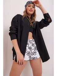 Trendyol Bluzka w kolorze czarnym rozmiar: L. Czarne bluzki Trendyol, l, bez wzorów, bez kołnierzyka, bez ramiączek. Za 60.99 zł.