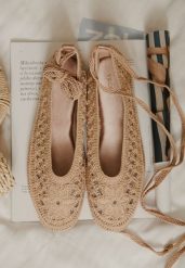 Ciemnobeżowe Balerinki Vices z Plecionki z Wiązaniem Wokół Kostki Ertelia. Brązowe baleriny Born2be, z aplikacjami, eleganckie, bez obcasa, bez zapięcia. Za 79.99 zł.