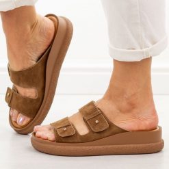 Camelowe skórzane klapki damskie Vinceza 66916. Brązowe klapki VINCEZA, bez wzorów, z jeansu, casualowe, bez obcasa, na platformie, bez zapięcia. Za 219.00 zł.