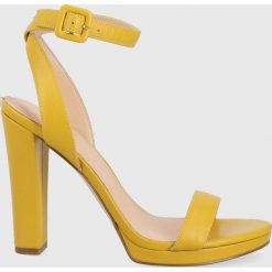 Guess sandały skórzane KALARE kolor żółty. Żółte sandały Guess, z aplikacjami, z materiału, bez obcasa, na obcasie, bez zapięcia. Za 619.99 zł.
