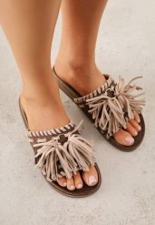 Brązowe Klapki w Stylu Boho Zdobione Frędzlami Stavania. Brązowe klapki Born2be, z aplikacjami, z jeansu, boho, bez obcasa, na płaskiej podeszwie, bez zapięcia. Za 99.99 zł.