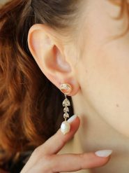 Pierres delicates Pozłacane kolczyki-wkrętki z cyrkoniami rozmiar: onesize. Białe kolczyki Pierres delicates, z cyrkonią, pozłacane. Za 43.99 zł.