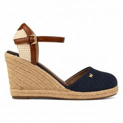 Sandały damskie do chodzenia BRAVA WOMEN WEDGE. Brązowe sandały Wrangler, bez wzorów, z materiału, eleganckie, bez obcasa, na koturnie, bez zapięcia. Za 209.00 zł.