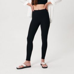 Legginsy prążkowane - Czarny. Czarne legginsy Sinsay, bez wzorów, prążkowane. Za 59.99 zł.