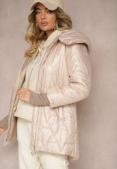 Jasnobeżowa Kurtka Ozdobiona Pikowaniem z Rękawami Zakończonymi Ściągaczami i Kapturem Celosira. Brązowe kurtki Renee, l, bez wzorów, z jeansu, eleganckie. W wyprzedaży za 157.49 zł.