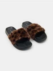 Klapki z cholewką z imitacji futra w panterkę - wielobarwny. Klapki Sinsay, bez wzorów, bez obcasa, bez zapięcia. Za 39.99 zł.