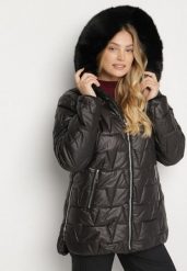 Czarna Pikowana Kurtka z Kapturem z Futerkiem Azilma. Czarne kurtki Born2be, plus size, bez wzorów, z dzianiny, klasyczne, z kapturem. Za 199.99 zł.
