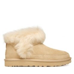 Śniegowce Ugg. Brązowe śniegowce UGG, bez wzorów, bez zapięcia. Za 789.99 zł.