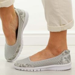 Szare ażurowe skórzane baleriny damskie Vinceza 95369. Szare baleriny VINCEZA, w ażurowe wzory, z jeansu, eleganckie, bez obcasa, na płaskiej podeszwie, bez zapięcia. W wyprzedaży za 161.10 zł.