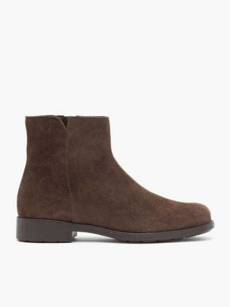 Brązowe welurowe botki. Brązowe botki Ryłko, bez wzorów, ze skóry, za kostkę, bez obcasa, na płaskiej podeszwie, bez zapięcia. Za 449.99 zł.