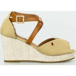 Sandały na wysokim plecionym koturnie khaki-39. Brązowe sandały Inna, bez wzorów, z materiału, eleganckie, bez obcasa, na koturnie, bez zapięcia. Za 119.99 zł.